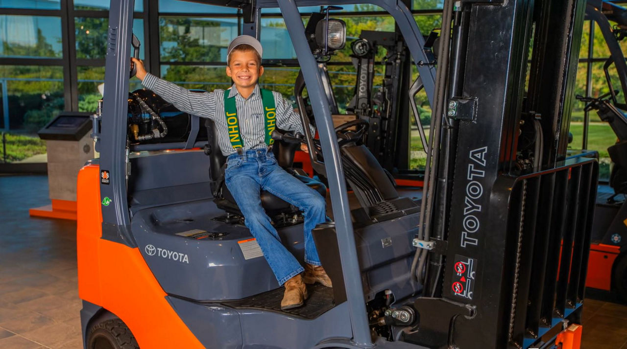 Jackson Laux et 84 Lumber visitent Toyota 